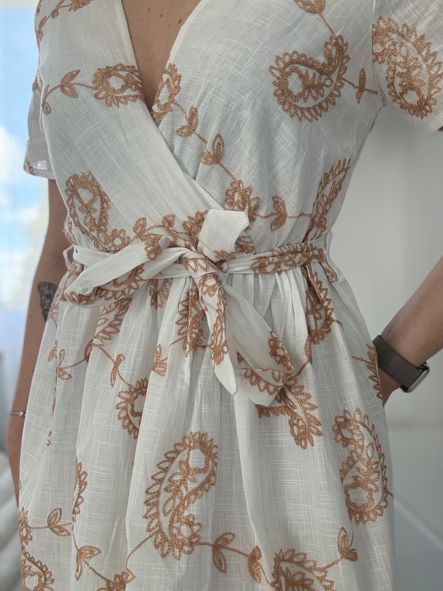 Robe "Rosalie" – Blanc & Beige