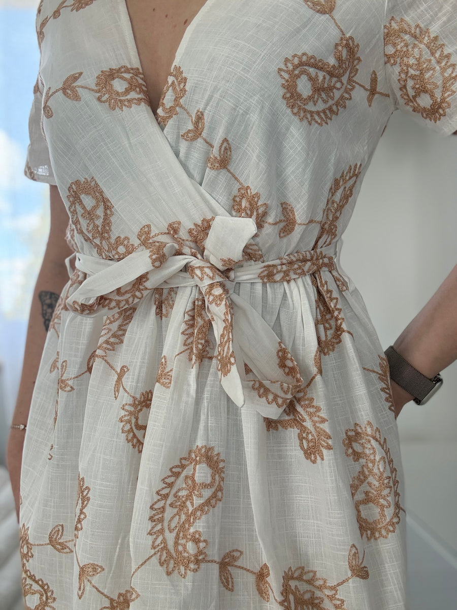 Robe "Rosalie" – Blanc & Beige